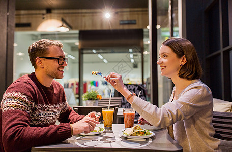 吃,素食人的快乐的夫妇朋友素食餐厅吃饭幸福的夫妇素食餐厅吃晚餐图片