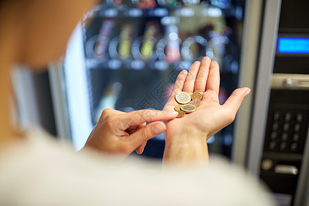 销售,技术,人,财务消费妇女计数欧元硬币自动售货机自动售货机里数欧元硬币的女人图片