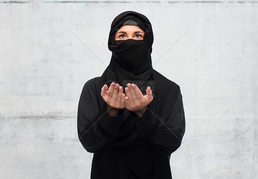 伊斯兰教人民的祈祷穆斯林妇女头巾上灰色的混凝土墙背景祈祷穆斯林妇女戴头巾高清图片下载 正版图片300408119 摄图网