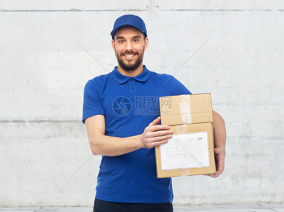 送货服务,邮件,人,物流运输快乐的人与包裹箱灰色混凝土墙背景带包裹箱的快乐送货员图片
