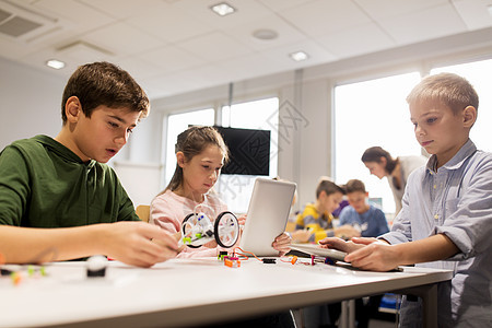 教育,科学,技术,儿童人的群快乐的孩子学生与平板电脑电脑编程,电动玩具建筑机器人学校课程机器人学校平板电脑图片