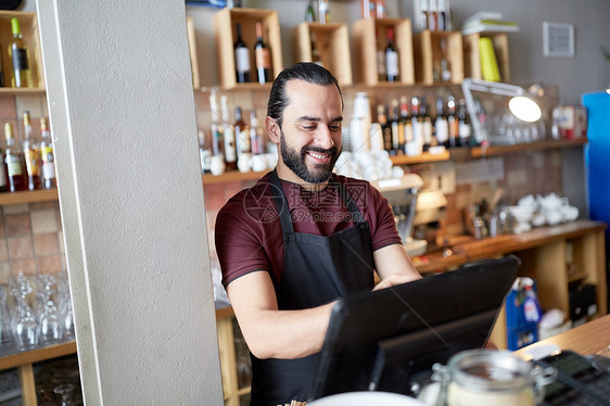小企业,人服务理念快乐的人服务员柜台围裙与现金箱工作酒吧咖啡店酒吧收银员服务员快乐图片
