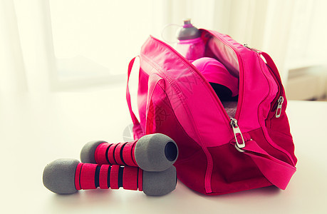 运动,健身,健康的生活方式物品的女体育用品袋哑铃把运动用品放袋子哑铃里图片