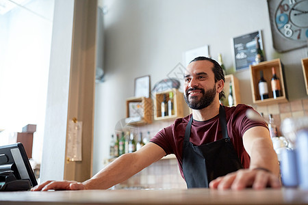 小企业,人服务理念快乐的人服务员酒吧咖啡店的围裙酒吧咖啡店的快乐男人侍者图片