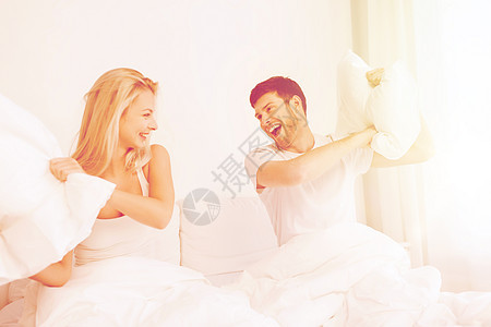 人,家庭,乐趣,就寝时间趣的快乐的夫妇枕头打架家幸福的夫妇床上打枕头战图片
