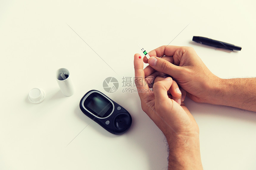 ‘~医学,糖尿病,血糖,保健人们的密切的人检查血糖水平的血糖仪家里用血糖仪检查血糖  ~’ 的图片
