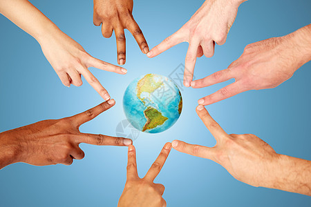 地球日,多样,种族,国际人民的群蓝色背景地球上展示平手牌的手群平迹象的国际人民图片