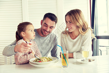 家庭父母食物人的快乐的母亲父亲小女孩餐馆咖啡馆吃意大利幸福的家庭餐馆咖啡馆吃晚饭图片