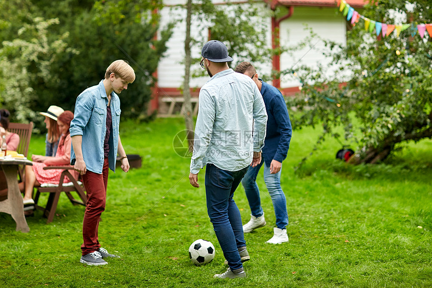 休闲,假日,人运动的快乐的朋友夏季花园聚会上踢足球快乐的朋友夏天的花园踢足球图片