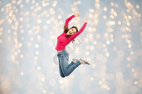 快乐,自由,运动人的快乐的轻女人节日灯光背景下空中跳跃跳舞快乐的轻女人灯光下跳跃跳舞图片