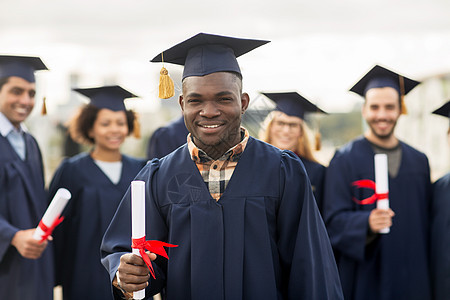 教育,毕业人的群快乐的国际学生迫击炮板学士学位礼服与文凭文凭的迫击炮板上快乐的学生学院高清图片素材