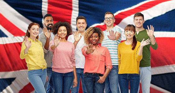 多样,种族,种族人的国际集快乐微笑的男人女人挥手英国背景国际上群快乐的人挥手图片