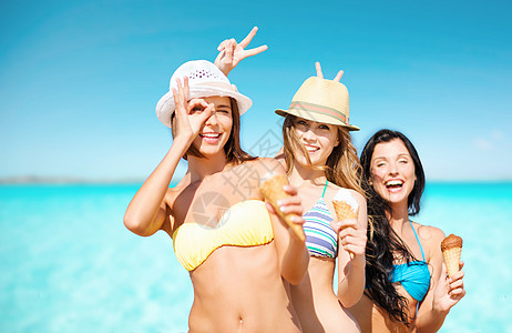 暑假,假期,食物,旅行人们的群微笑的轻女海边蓝天背景下吃冰淇淋群微笑的女人海滩上吃冰淇淋图片