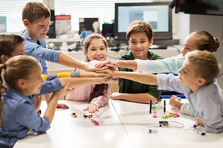 教育,儿童,技术,科学人的群快乐的孩子机器人课上建造机器人,并手拉手快乐的孩子机器人学校牵手图片