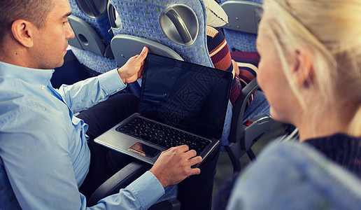 运输,旅游,道路旅行,技术人的近距离的乘客夫妇与笔记本电脑旅行巴士旅行巴士上用笔记本电脑乘客图片