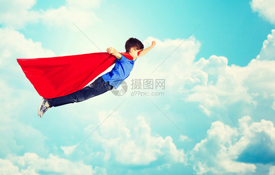 幸福,自由,童,运动人的男孩穿着红色超级英雄斗篷具蓝天云彩的背景下空中飞行穿着红色超级英雄斗篷具的男图片