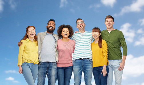 多样种族族裔人的蓝天背景下快乐微笑的男女国际体蓝天上的国际幸福人群图片