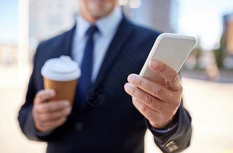 商业,热饮,休息人资深商人与智能手机喝咖啡次纸杯户外拥智能手机咖啡的高级商人图片