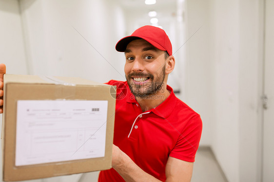 送货,邮件,人装运快乐的人穿着红色制服,包裹箱走廊走廊里包裹箱的送货员图片