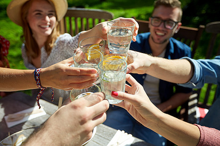 休闲,假期,饮食,人食物的快乐的朋友夏季花园聚会上吃晚饭叮当的饮料快乐的朋友夏天的花园聚会上喝酒背景图片