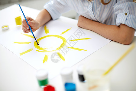 艺术,创造力,人童的女孩用刷子画太阳纸上用刷子纸上画太阳的女孩图片