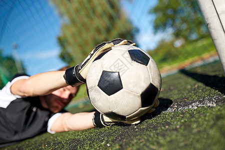 运动人足球运动员守门员躺球场上的足球球门上守门员球场上的足球进球图片