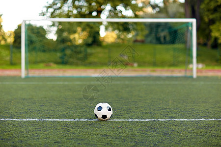 运动,足球比赛足球足球场上的进球足球场上的足球球门背景图片