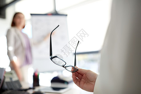 商业,愿景人的商人持眼镜办公室的演示办公室演示时戴眼镜的商人图片