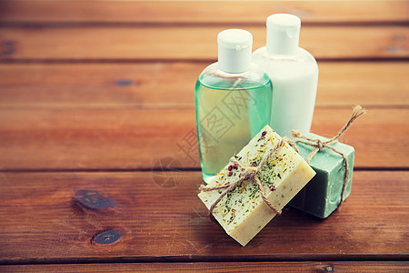 美容,水疗,身体护理,浴缸天然化妆品的手工肥皂棒洗液瓶木制桌子上木头上手工肥皂棒乳液图片