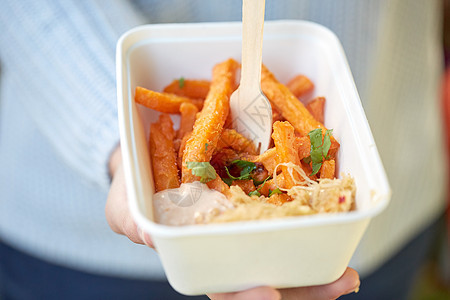 快餐,人健康的饮食近距离用手次盘子与红薯叉子用红薯紧紧握住盘子图片
