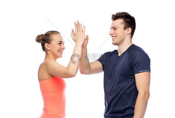 运动,健身,手势,生活方式人的微笑的男人女人出很高的付出快乐的嬉戏的男人女人击掌图片