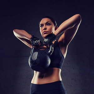 健身,运动,锻炼,举重人的轻的弯曲肌肉与水壶健身房轻女子健身房里用水壶铃弯曲肌肉图片