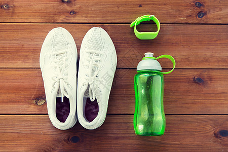 运动,健身,健康的生活方式物品运动鞋,手镯水瓶木地板运动鞋,手镯水瓶图片
