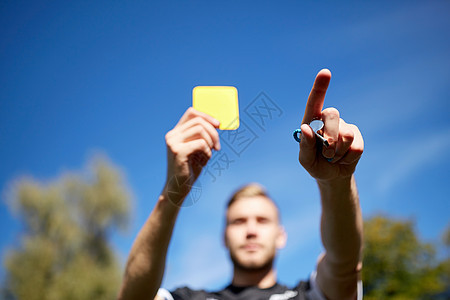 运动,谨慎,游戏人裁判哨子黄牌足球场足球场上的裁判员出示黄牌图片