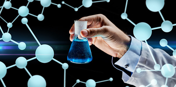 科学,化学,研究人的近距离的科学家手实验瓶与化学分子黑暗的背景科学家着装化学物质的烧瓶图片