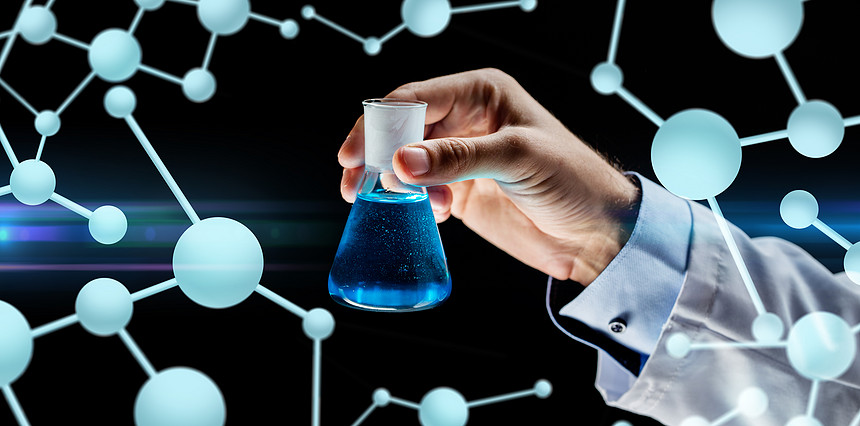 ‘~科学,化学,研究人的近距离的科学家手实验瓶与化学分子黑暗的背景科学家着装化学物质的烧瓶  ~’ 的图片