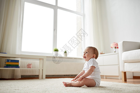 童,童人的快乐的小男孩女孩坐家里的地板上快乐的男孩女孩坐家里的地板上图片