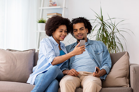 人,技术,互联网通信幸福的夫妇与智能手机家里家里智能手机的幸福夫妇图片