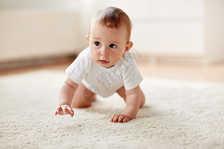 童,童人的小男孩女孩家里地板上爬行穿着尿布的小婴儿家里地板上爬行图片