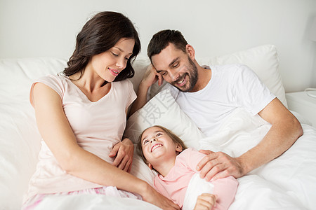 人,家庭早晨的快乐的孩子父母家里睡觉家睡觉的幸福家庭图片