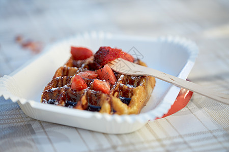 食物,甜点饮食华夫饼与草莓酱油纸盘木叉华夫饼加草莓纸盘叉子上背景图片