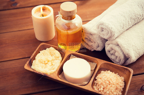 美容,水疗,身体护理,天然化妆品健康肥皂与蜡烛浴巾木制桌子上天然化妆品浴巾图片