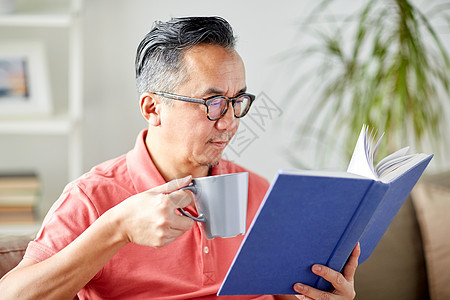 休闲,文学人的男人坐沙发上,家看书男人坐沙发上看书家图片