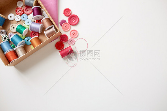 缝纫,工艺,缝纫裁剪盒子与线轴按钮桌子上桌子上线轴缝纫按钮的盒子图片