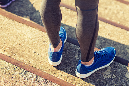 健身,运动,人生活方式的运动的男人腿鞋楼梯上楼梯上穿鞋的运动男人的腿图片