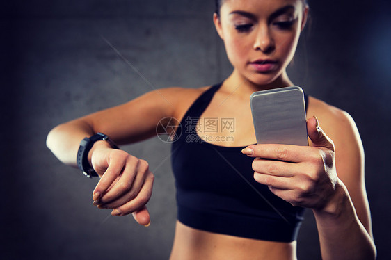 体育,健身,技术人的接近轻妇女与心率智能手表智能手机健身房健身房里心率手表智能手机的女人图片