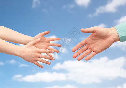 家庭,童,父亲,帮助人的父亲孩子的手蓝天云彩的背景父亲孩子双手捧着