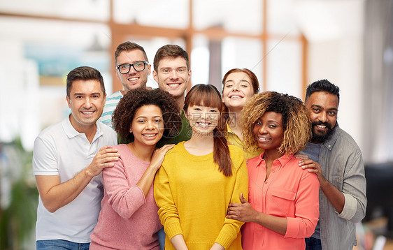 多样种族族裔友谊人的办公室背景下快乐微笑的男女国际体国际上群快乐微笑的人图片