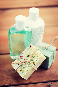 美容,水疗,身体护理,浴缸天然化妆品的手工肥皂棒洗液瓶木制桌子上木头上手工肥皂棒乳液图片