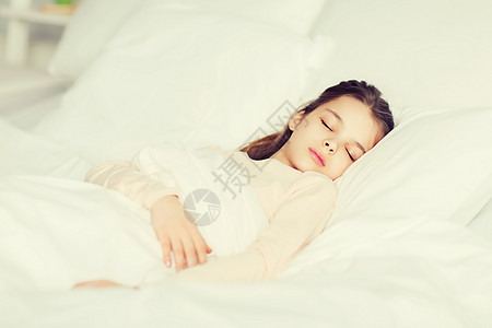 人,孩子,休息舒适的女孩睡家里的床上女孩睡家里的床上图片